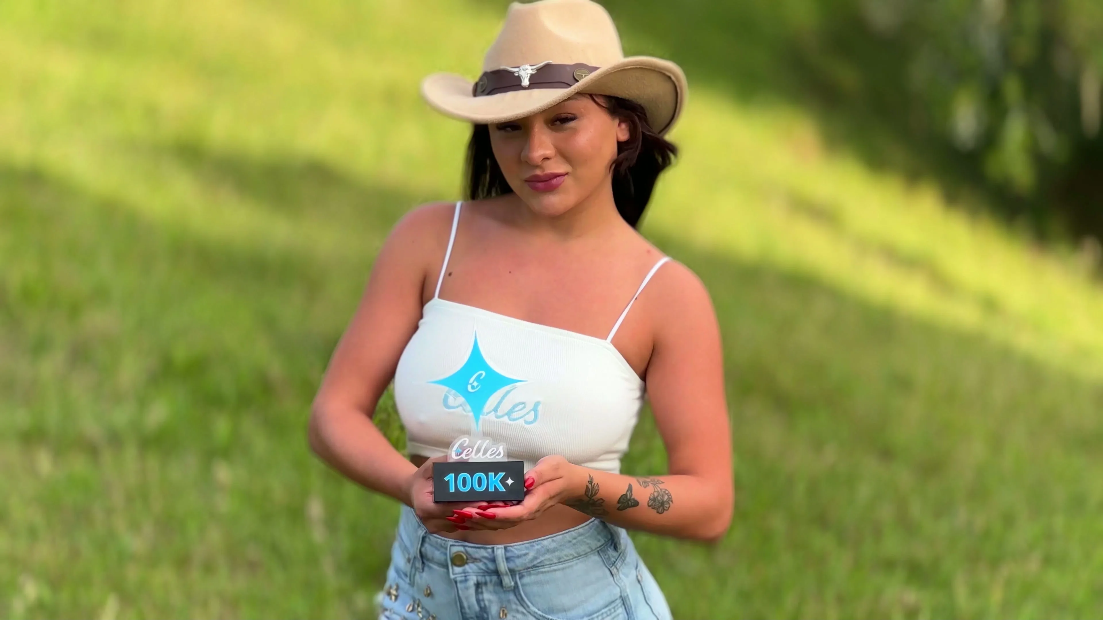 Jhulia Vany apresenta suas conquistas com a Celles